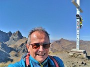 33 Alla croce di vetta di Cima Piazzotti (di Valpianella) - 2349 m con Pizzo di Trona (2510 m) a sx